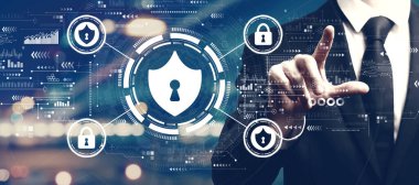 Siber güvenlik temalı ve şehrin arka planında bir adam