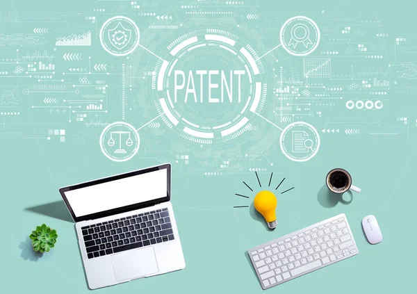 Conceito de patente com computadores com lâmpada — Fotografia de Stock