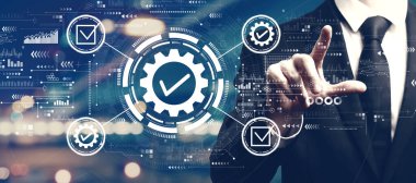 Şehrin arka planında bir adamla kalite kontrol onayı