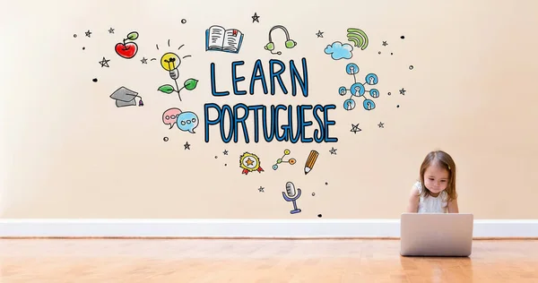 Apprendre le thème portugais avec une petite fille à l'aide d'un ordinateur portable — Photo