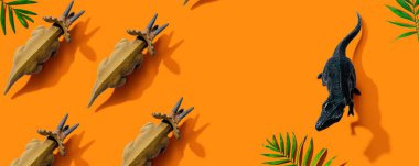 Tyrannosaurus ve Triceratops figürleri