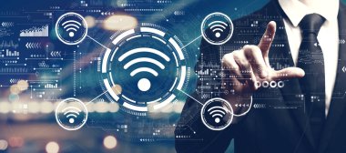 Şehrin arka planında bir adamla eş teması