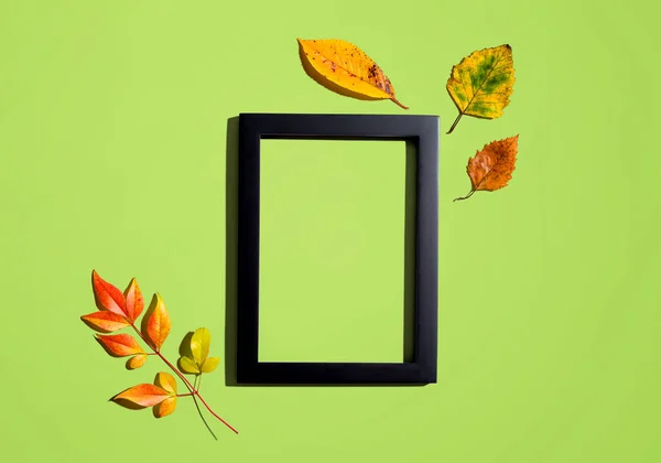 Foglie d'autunno con cornice fotografica vuota — Foto Stock