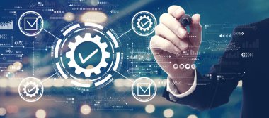 Şehrin arka planında bir adamla kalite kontrol onayı