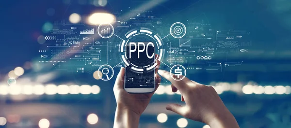 PPC - concepto de pago por clic con la persona que utiliza el teléfono inteligente —  Fotos de Stock