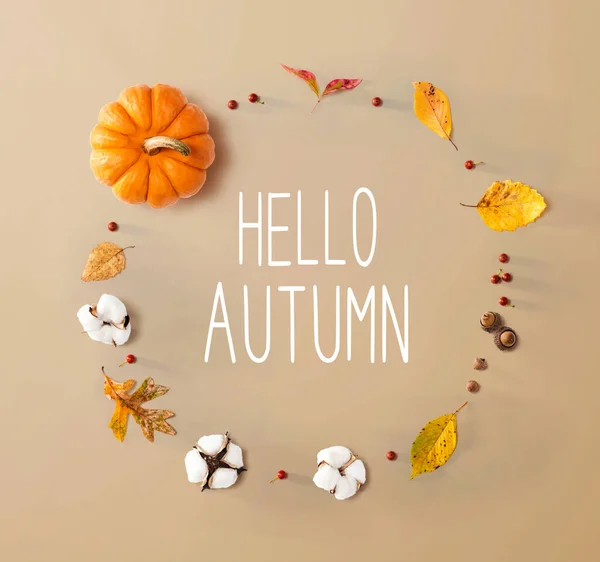 Olá mensagem de outono com folhas de outono e abóbora laranja — Fotografia de Stock