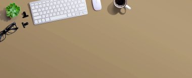 Bir fincan kahve ve gözlüklü bilgisayar klavyesi.