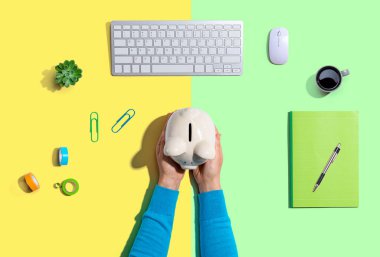 Kumbarası olan biri.