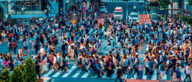 İnsanlar ve trafik, Shibuya, Tokyo ve Japonya 'daki meşhur kesişme noktasından geçiyor.
