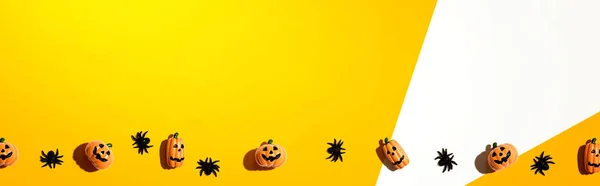 Miniature Halloween pumpkin ghosts with spiders — Stock Photo, Image