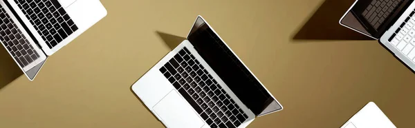 Viele Laptops mit Schatten — Stockfoto