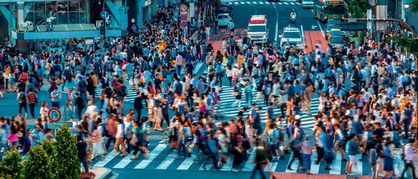 Människor och trafik korsar den berömda korsningen i Shibuya, Tokyo, Japan — Stockfoto