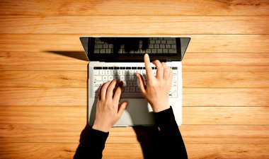 Dizüstü bilgisayar kullanan kişi