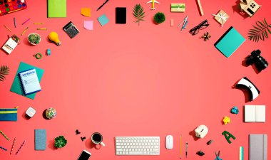 Elektronik aletler ve ofis malzemeleri koleksiyonu.