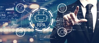 Şehir arka planında bir adamla Robotik Süreç Otomasyon teması