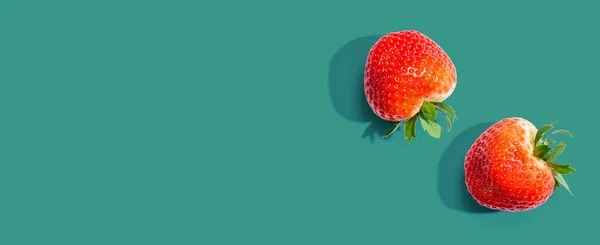 Fresh red strawberries overhead view — Stock Photo, Image