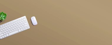 Yukarıdan bilgisayar klavyesi ve fare