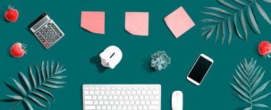 Ofis malzemeleriyle bilgisayar klavyesi