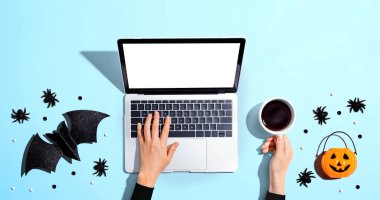 Bir dizüstü bilgisayar kullanarak Cadılar Bayramı dekorasyonları