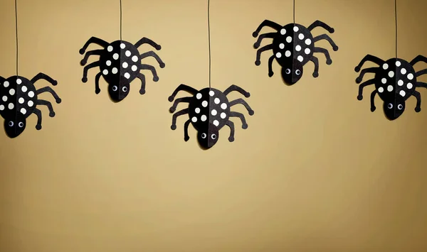 Halloween artisanat en papier araignées noires — Photo