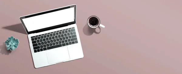 Laptop komputer z filiżanką kawy — Zdjęcie stockowe