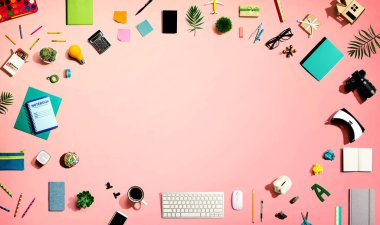 Elektronik aletler ve ofis malzemeleri koleksiyonu.