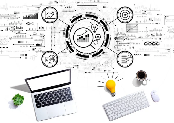 Concepto de análisis de datos con ordenadores con bombilla —  Fotos de Stock