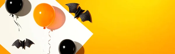 Orange und schwarze Luftballons mit Fledermäusen — Stockfoto