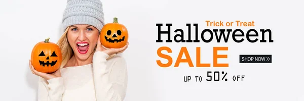 Halloween försäljning med kvinna med pumpor — Stockfoto
