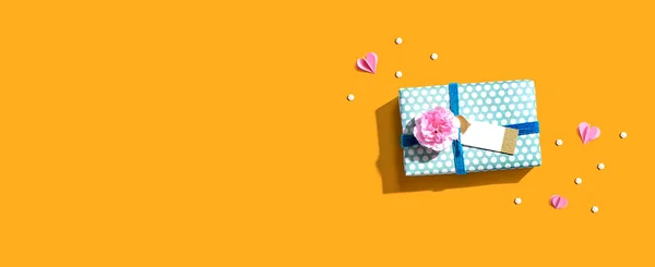Κουτί δώρου με ροζ λουλούδι γαρύφαλλου — Φωτογραφία Αρχείου