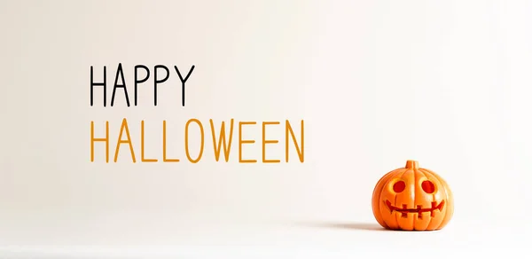 Mensagem de Halloween feliz com uma pequena abóbora — Fotografia de Stock