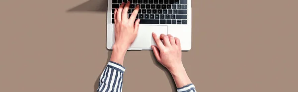 Person using a laptop computer — Stock Photo, Image