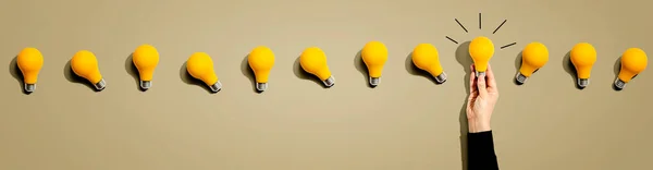 Veel gele gloeilampen — Stockfoto