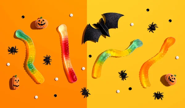 Objetos de Halloween con gusanos gomosos —  Fotos de Stock