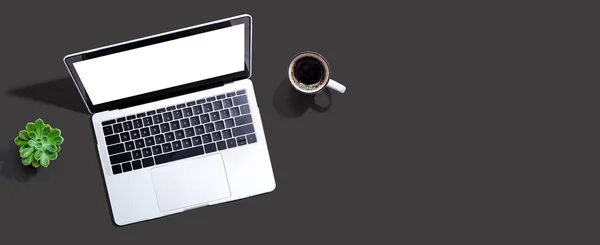 커피 잔 이 있는 노트북 컴퓨터 — 스톡 사진