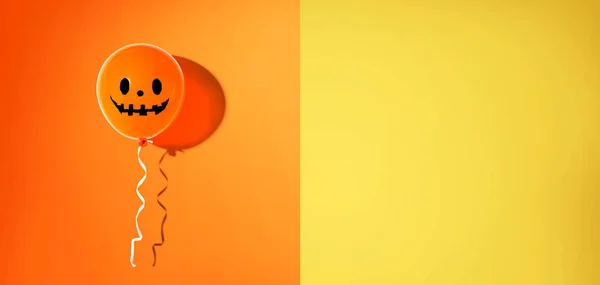 Halloween ballon geest met gelukkig gezicht — Stockfoto