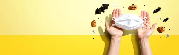 Masques faciaux avec objets Halloween — Photo