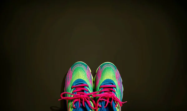 Par de zapatos deportivos con cordones rosas — Foto de Stock