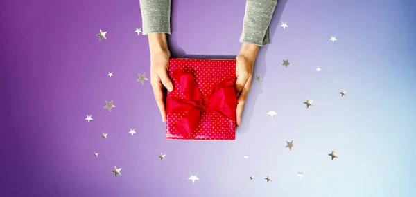 Persona che detiene una scatola regalo — Foto Stock
