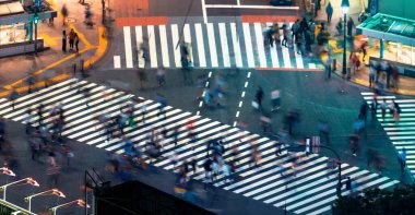 İnsanlar ve trafik, Shibuya, Tokyo ve Japonya 'daki meşhur kesişme noktasından geçiyor.