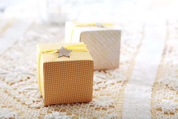 Cajas de regalo hechas a mano con etiquetas en forma de estrella — Foto de Stock