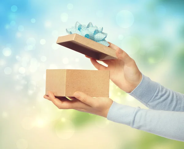 Jasne i szczęśliwe gift box Prezentacja — Zdjęcie stockowe