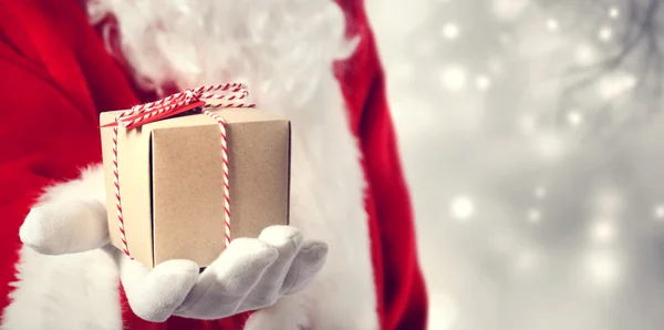 Jultomten att ge gåva — Stockfoto