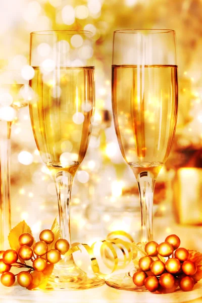 お祝いの雰囲気の中でワインのグラス — ストック写真