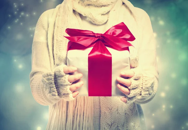 Caja de regalo con cinta roja en la noche de nieve —  Fotos de Stock