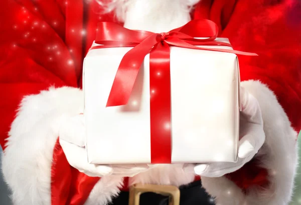 Santa claus met geschenkdoos — Stockfoto