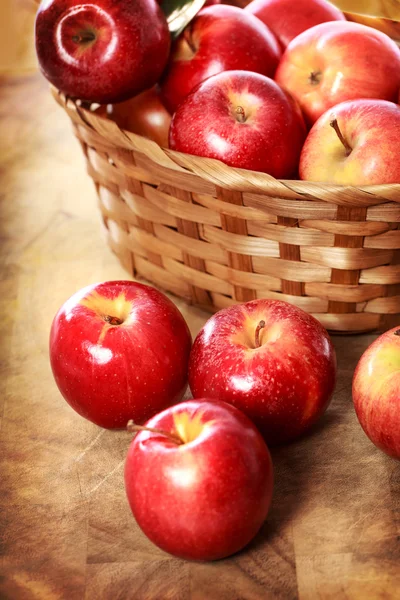 Pommes rouges dans un panier — Photo