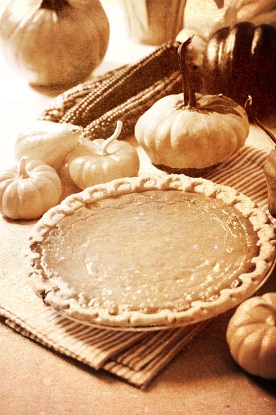 Pastel de calabaza con calabazas de otoño y maíz —  Fotos de Stock