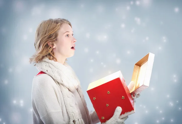 Glückliche junge Frau überglücklich nach dem Öffnen eines großen roten Geschenks — Stockfoto