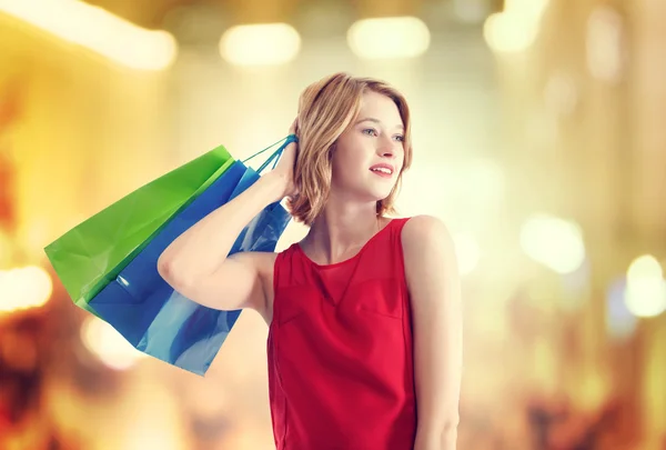 Femme avec Sacs à provisions colorés — Photo